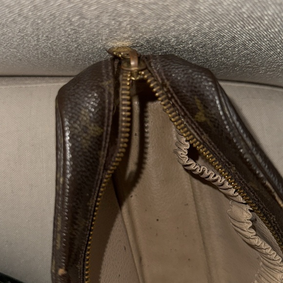 Authentic Louis Vuitton Trousse 23 - Picture 5 of 10